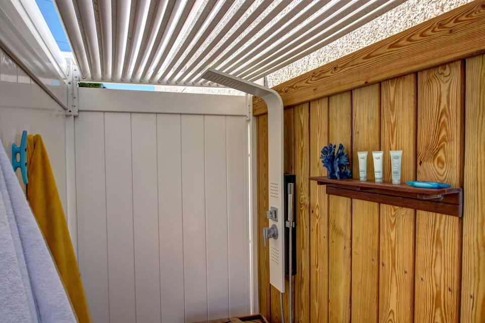Tropical Shower On Each Side Of Duplex