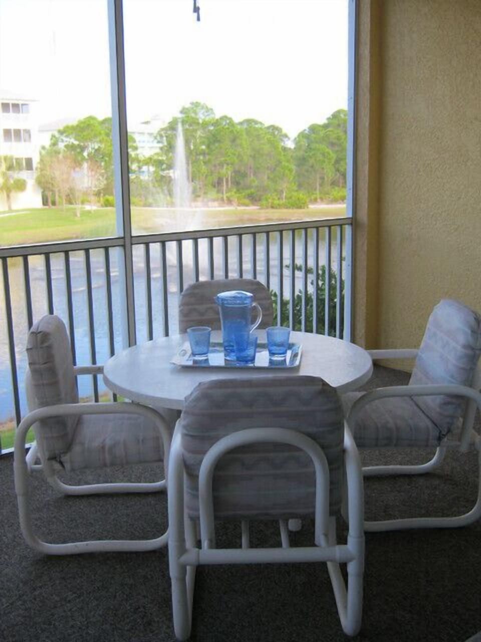 Large screened in lanai with views of the lake and fountain.