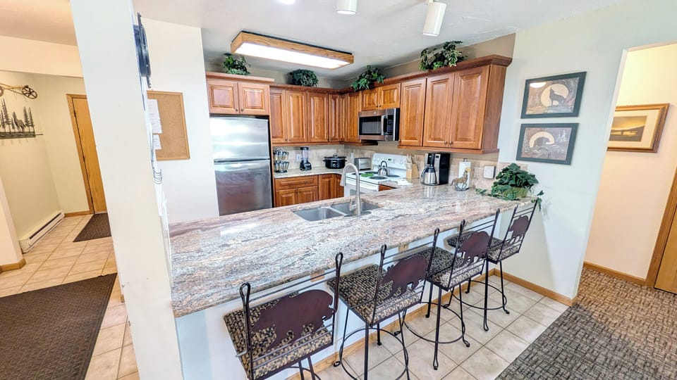 Beaver Creek West Condo I-1 kitchen with breakfast bar