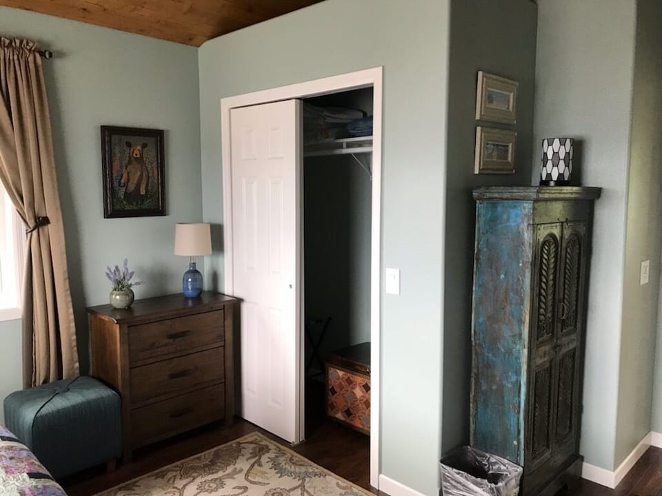 UPPER FLOOR SECOND BEDROOM
KING
