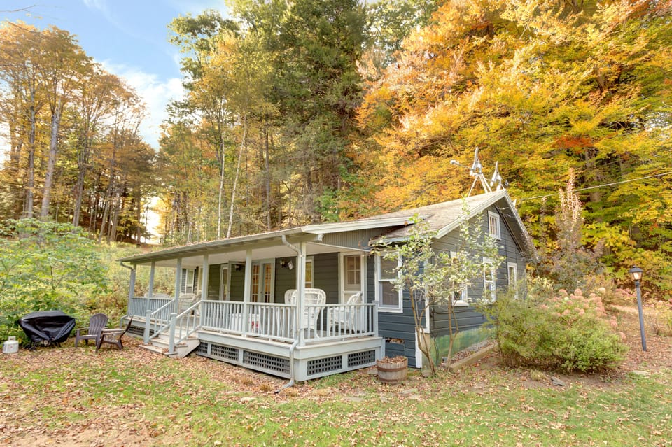 Lakeside Cottage in the Woods