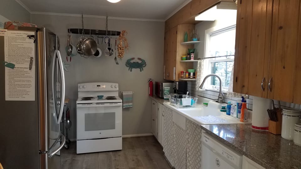 Large kitchen, with everything you need.
