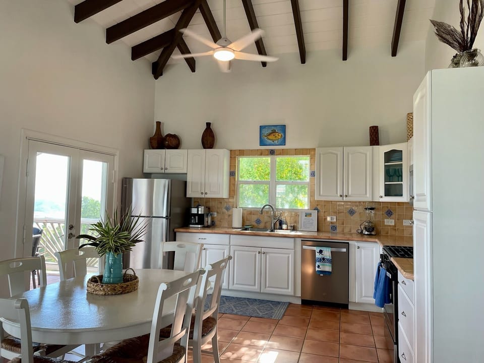 The well-equipped kitchen has everything you could possibly need. 