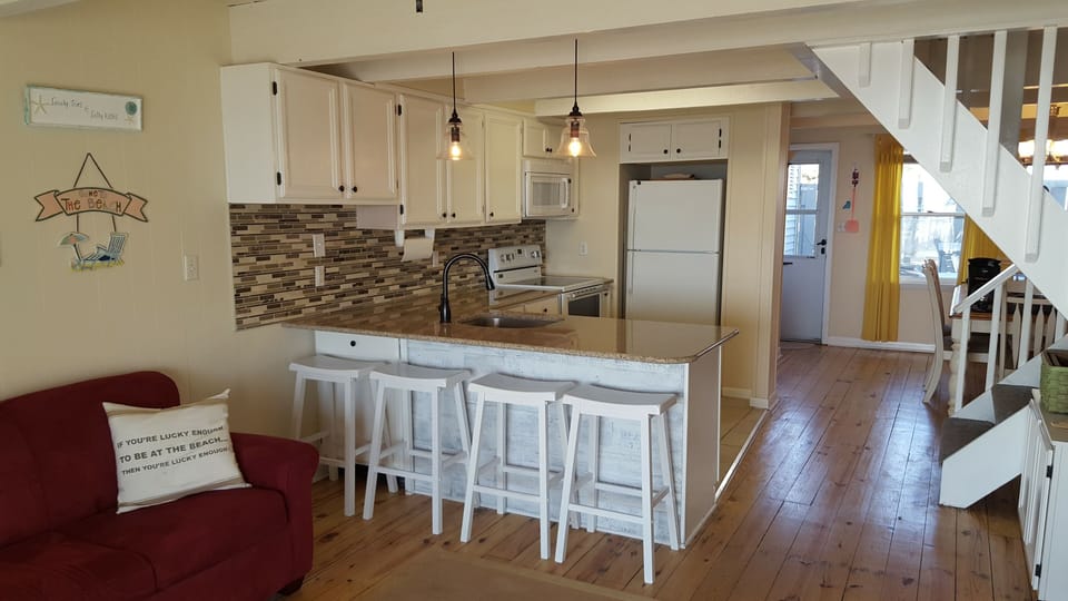 Open Kitchen w/ Bar Seating