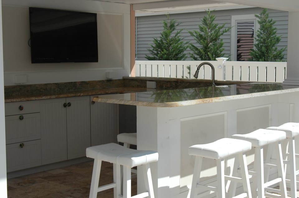 Pool Bar/kitchen: ice maker, sink, fridge, tv, sound system...