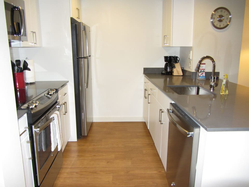 Beautifully appointed full kitchen