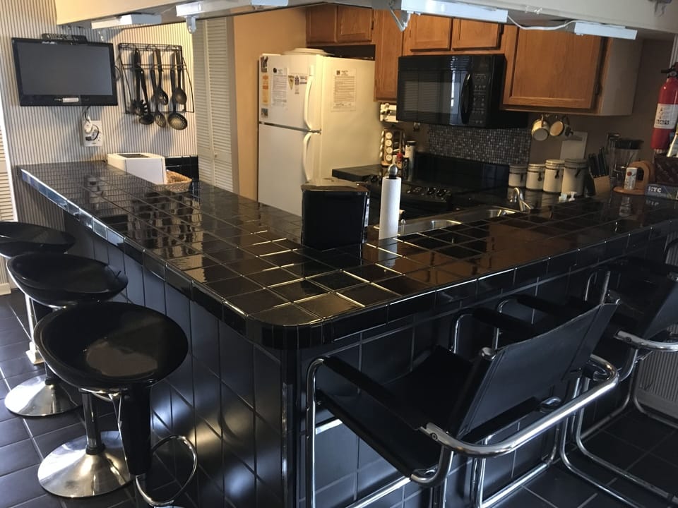 Seating for 6 at the kitchen bar.