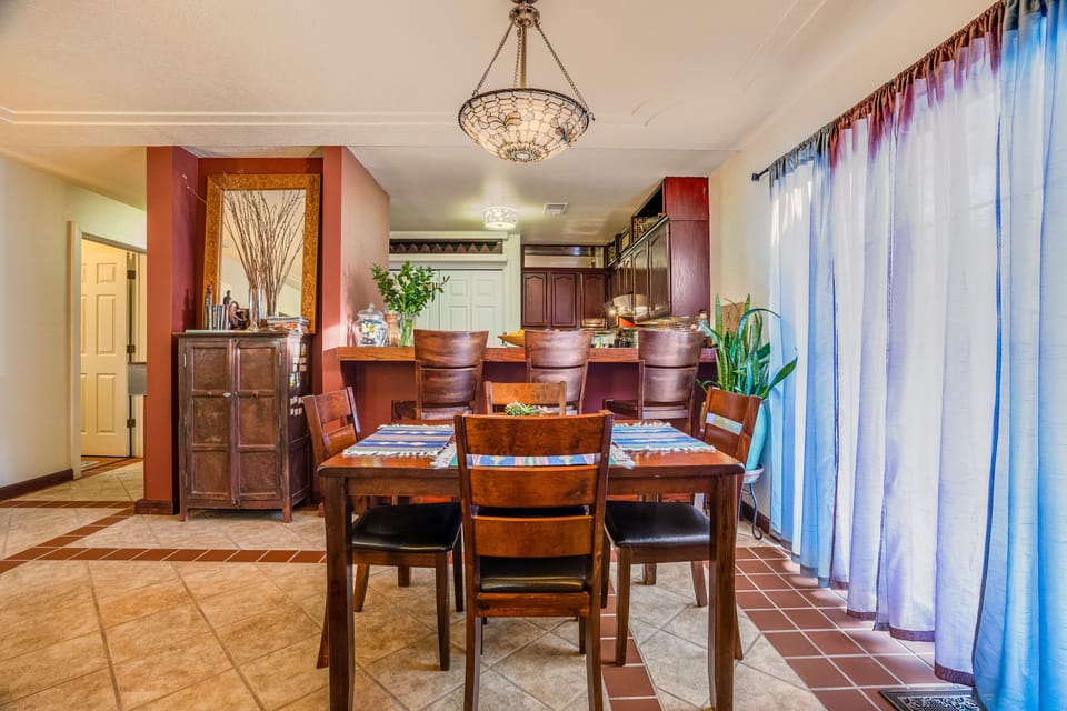 Open Dining Seating for 7