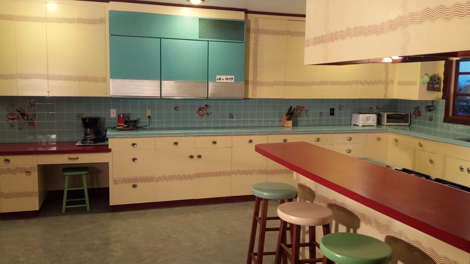 4 stools, ideal for children or adult guests. Kitchen also has a useful desk.
