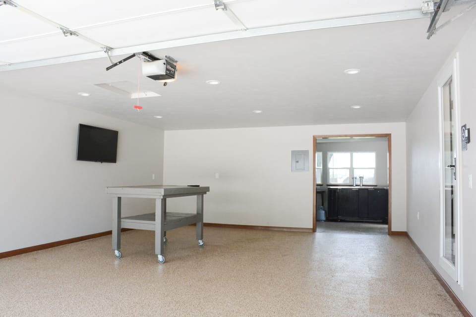 Pack Shack 1 garage opening to sunroom. Room for large groups. TV!