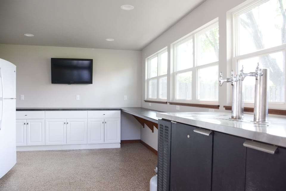 Pack Shack 1 sunroom off of garage and connects to back patio! 