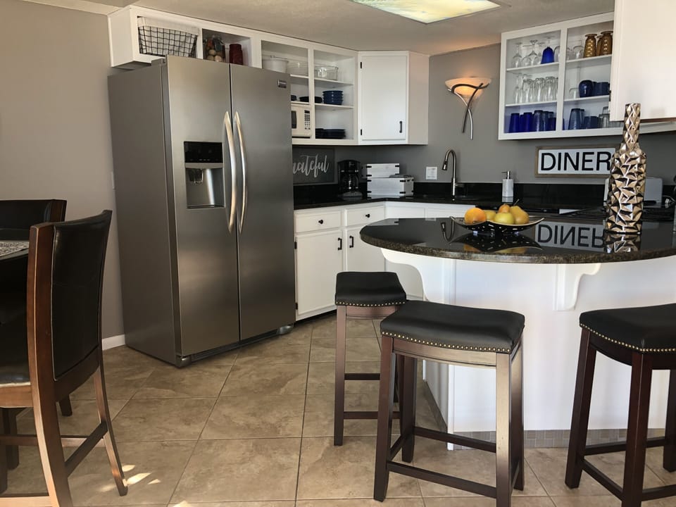 CAPTIVATING KITCHEN - COOK OVERLOOKING the GULF