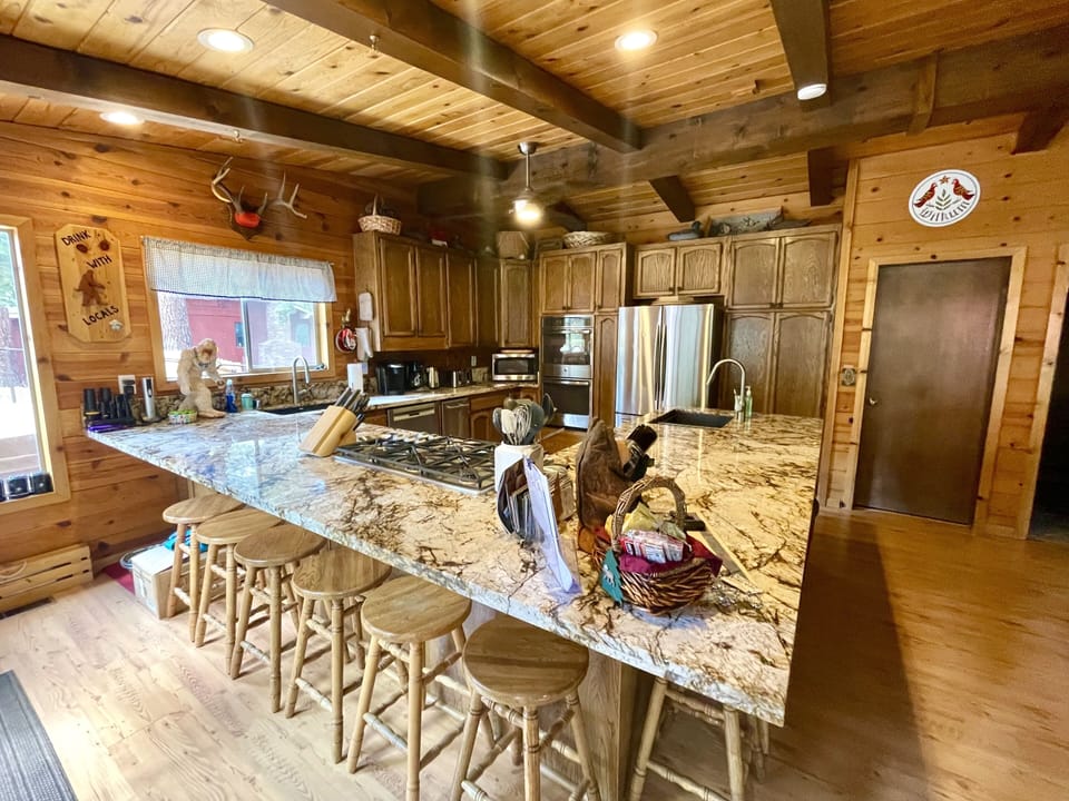 Kitchen: Seats 10, Oversized Granite Countertop, Samsung Fridge, Two Sinks