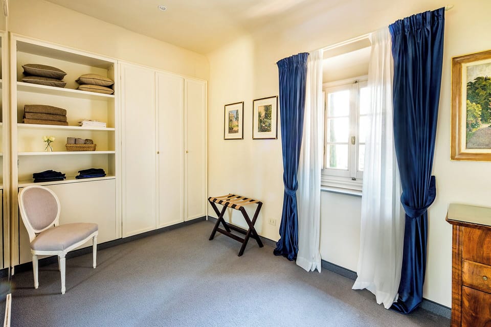 Bedroom 6 walk-in closet