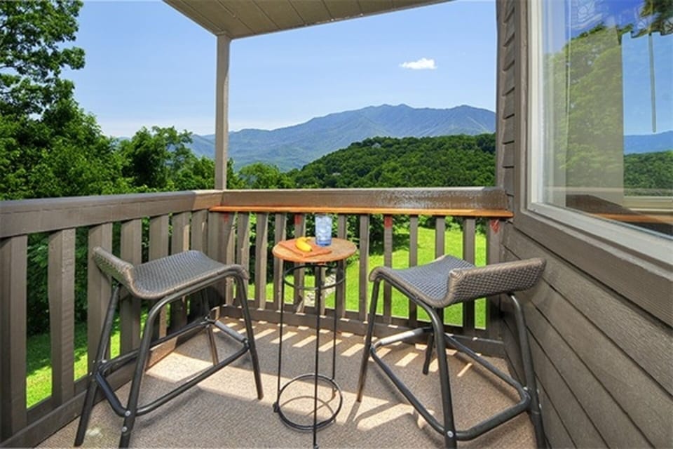 Relax on the balcony and enjoy this magnificent view! 