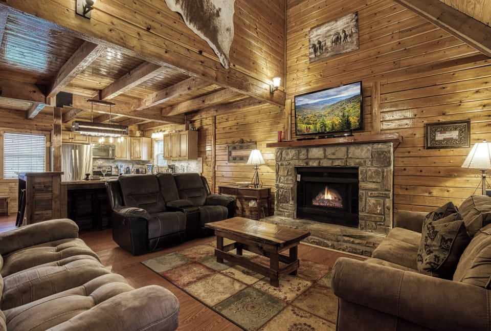 Cabin in Pigeon Forge "Caddy Shack Lodge" - Living room 