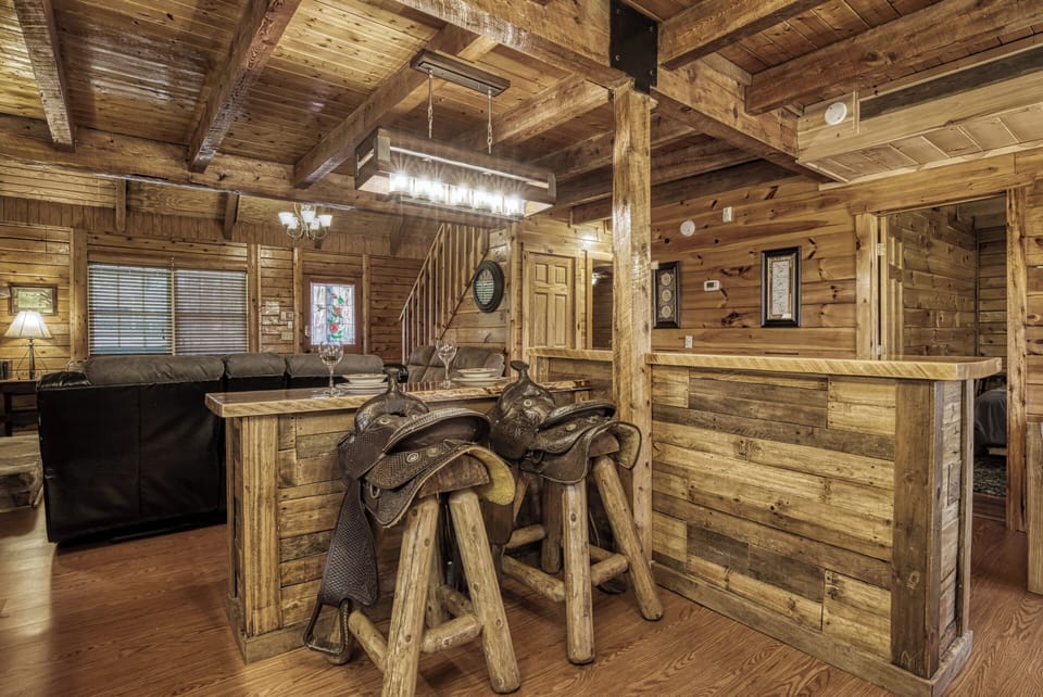 Smoky Mountain Pet Friendly Family Cabin "Caddy Shack Lodge" - Lower level bathroom with tub/shower combo
