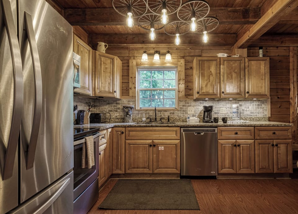 Cabin in Pigeon Forge "Caddy Shack Lodge" - Fully furnished kitchen with stainless steel appliances