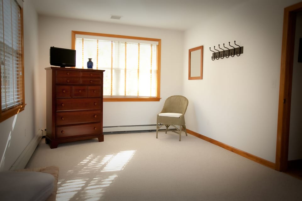2ND FLOOR SPACIOUS QUEEN BEDROOM.