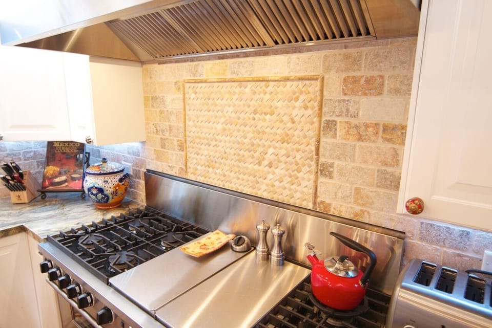 Professional kitchen, ready for your culinary explorations (*chef not included).
