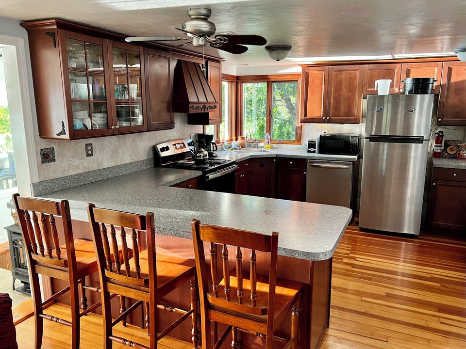 3 seater breakfast bar and fully equipped kitchen with dishwasher + washer-dryer