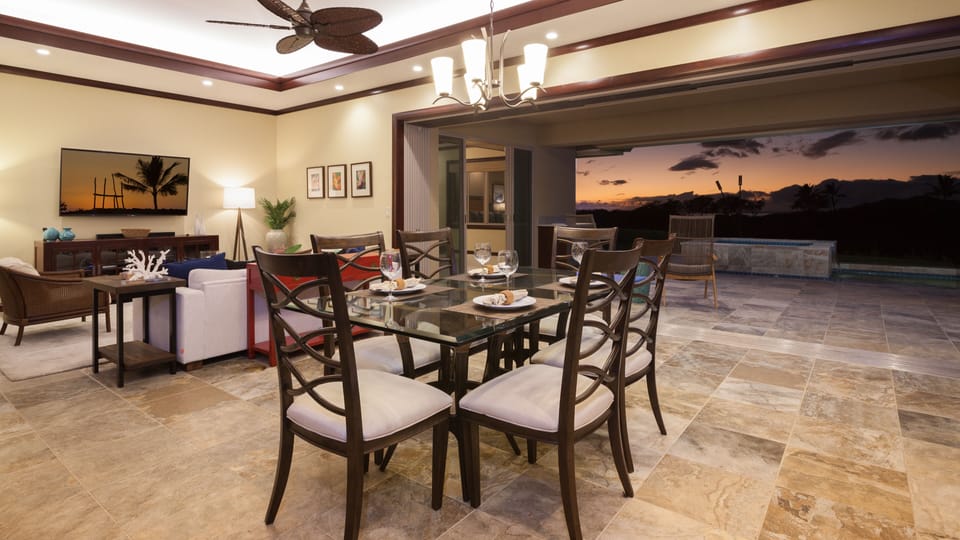 Indoor and Outdoor dining options