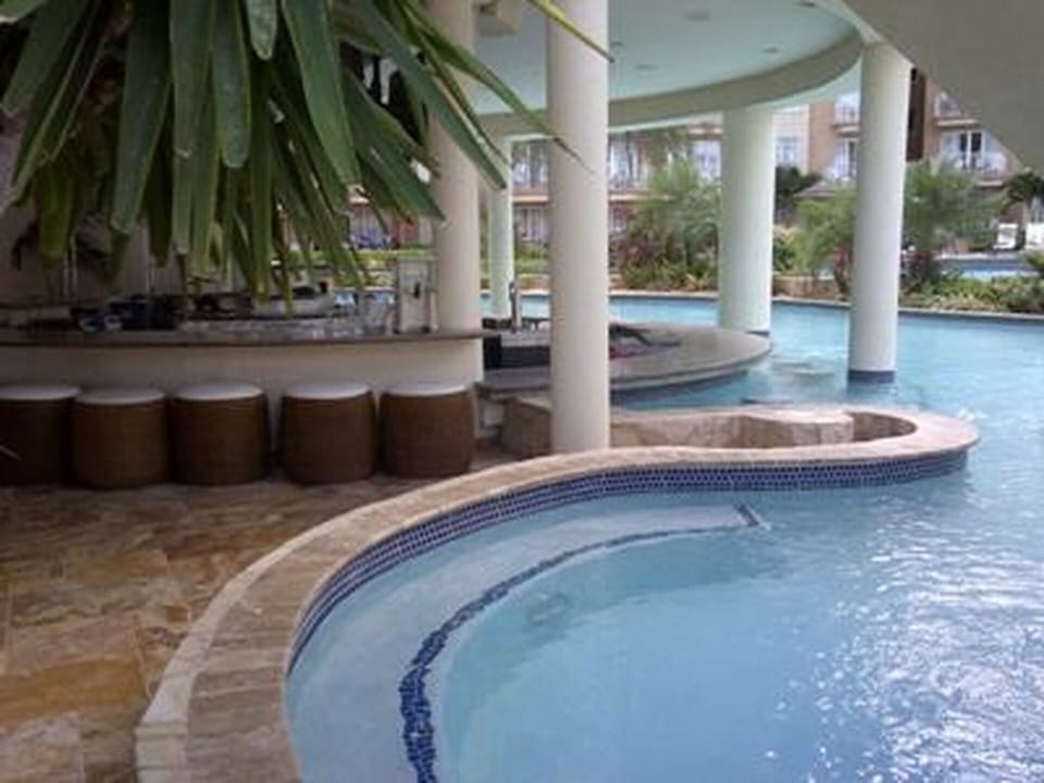 Swim-up Bar.