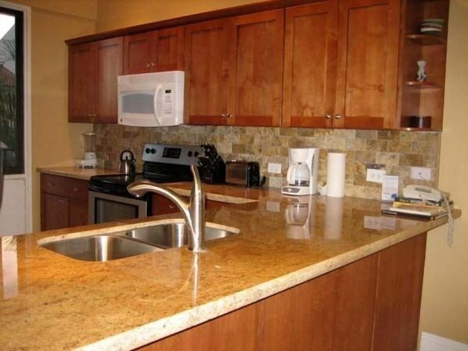 Kitchen-Granite Counter w/new cabinets, new appliances