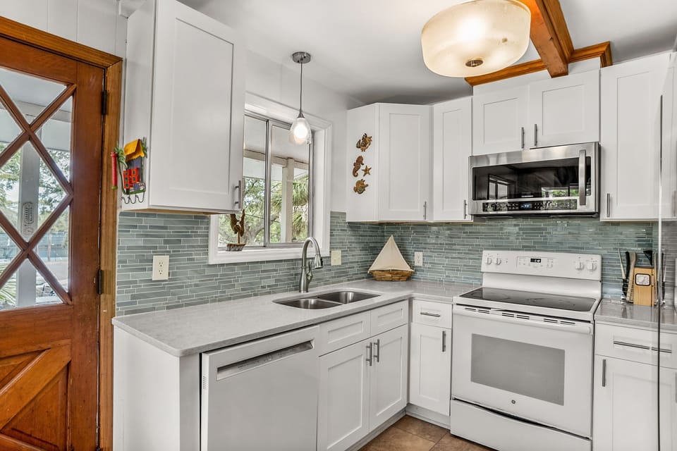 Newly remodeled kitchen. Super pretty!