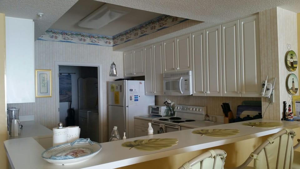 Spacious Well Stocked Kitchen! Bar with 3 barstools