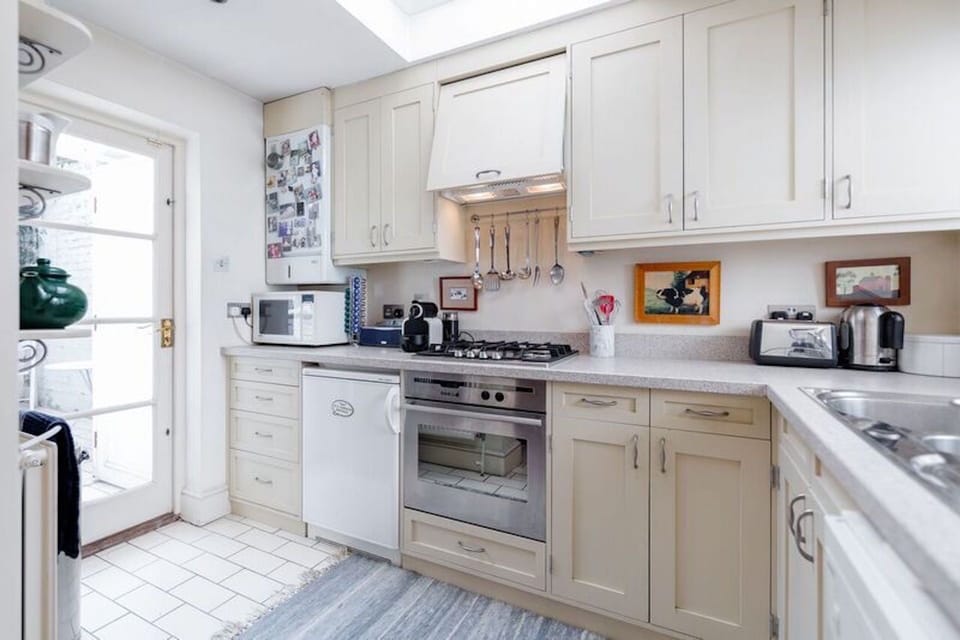 Kitchen area - fully equipped for 6 people for dinner plus coffee maker, toaster