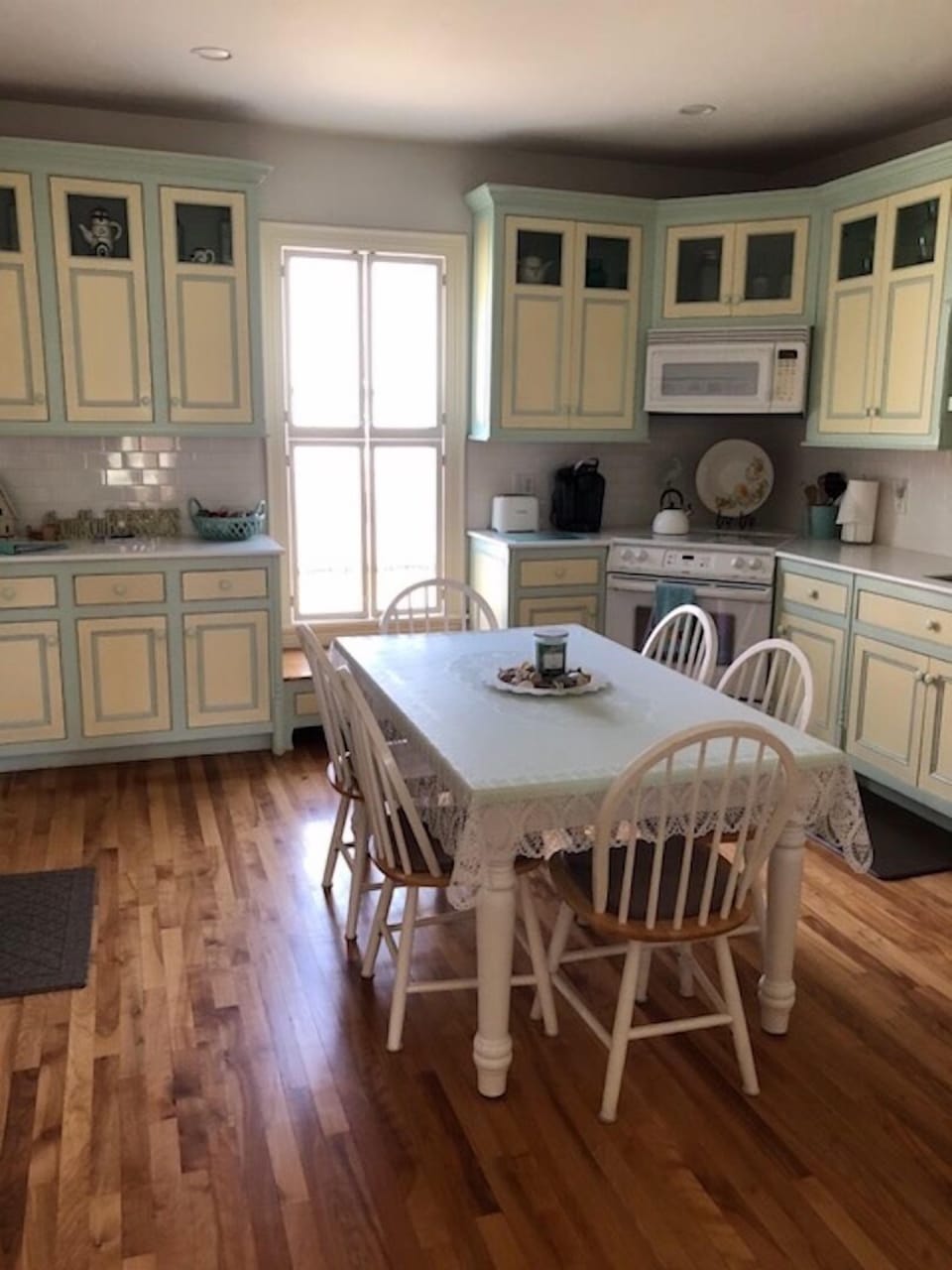 The fully-equipped eat-in kitchen. All appliances there for your use