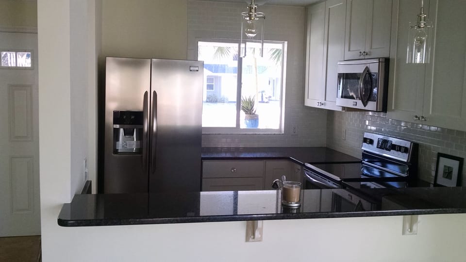 Fully equiped modern kitchen with granite countertops