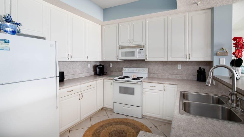 Fully stocked kitchen with full size appliances