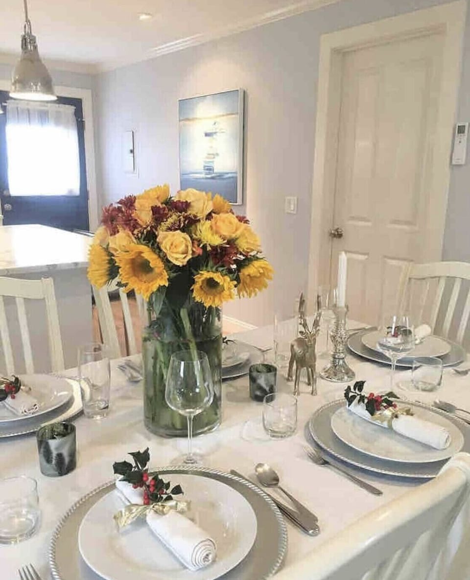 Hosted Thanksgiving for family 🙂 Table has 6 seats & 2 additional folding chairs