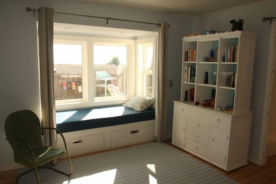 Window bed in bonus room