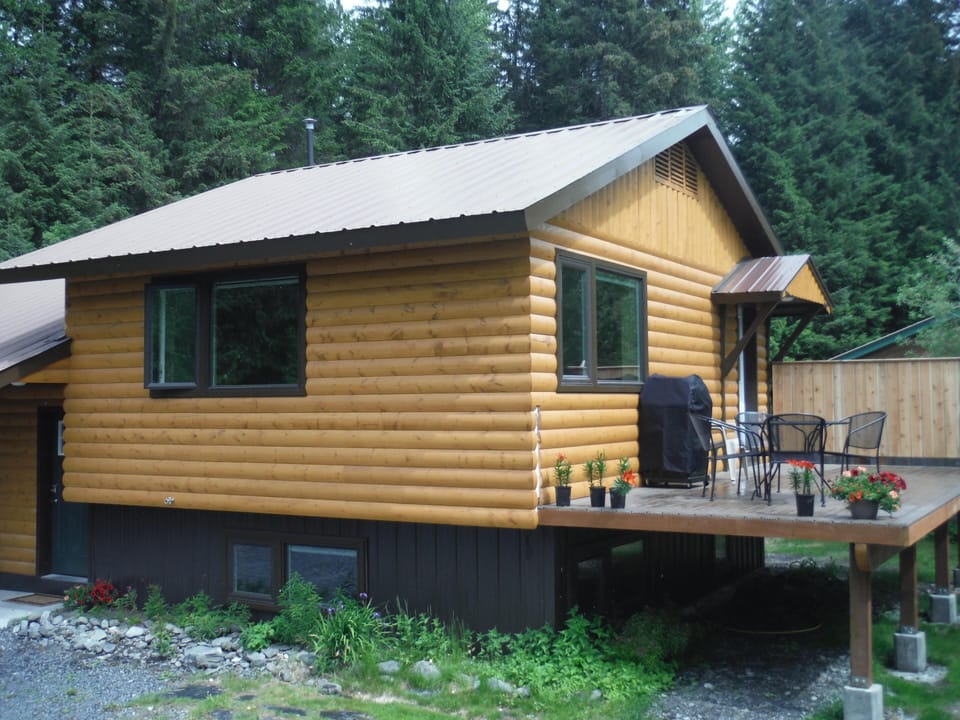 A cozy 3 bedroom house with fully equipped kitchen and cozy living room