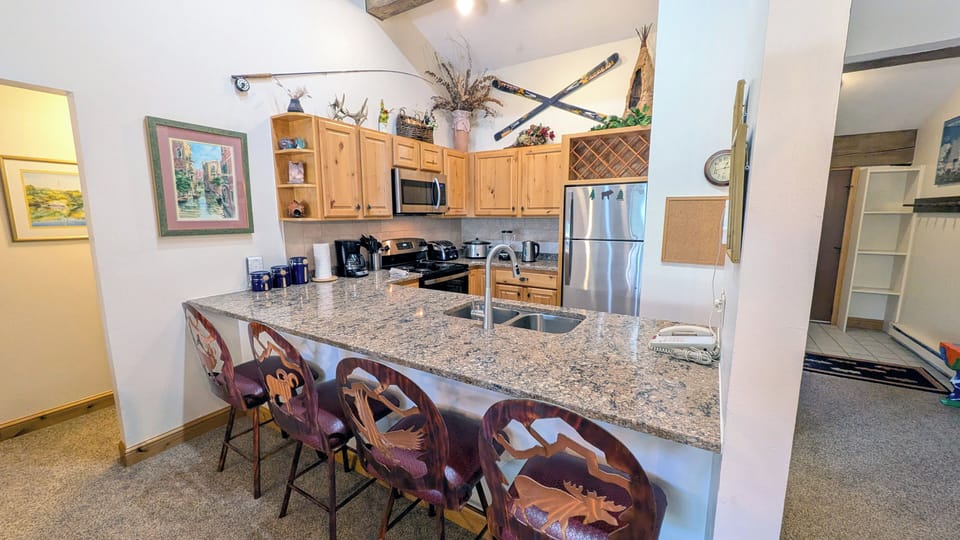 Beaver Creek West Condo P-4 kitchen with breakfast bar