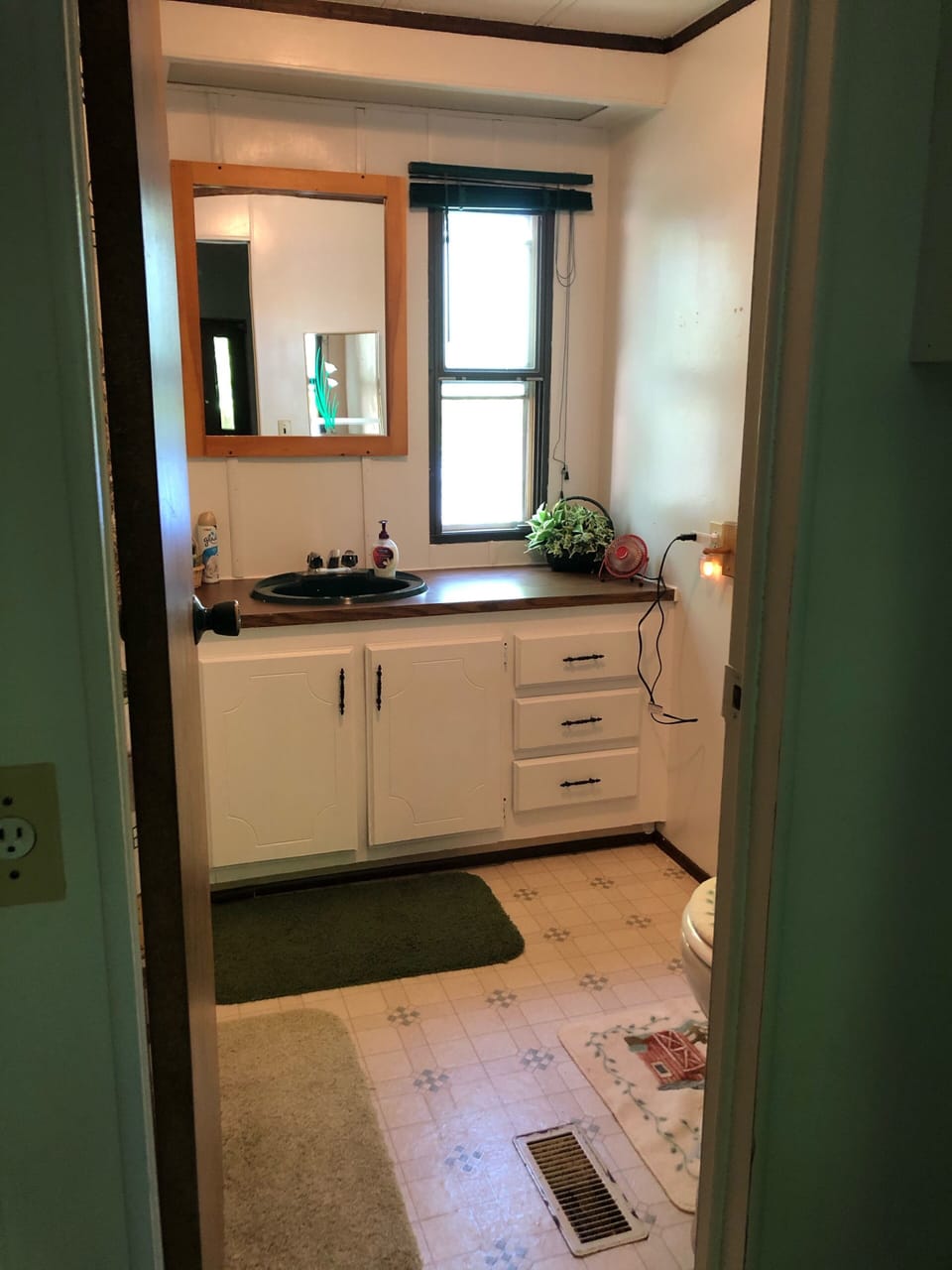 Full bathroom, tub/shower. 