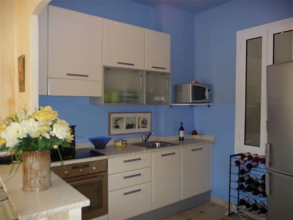 Open design kitchen, remodeled to a high standard, modern appliances and space.
