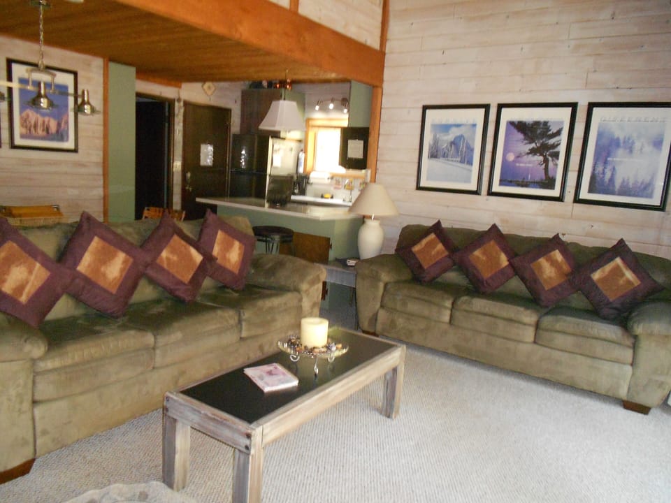 Watch TV, the wildlife or the crackle of the fire on comfortable seating for 6.