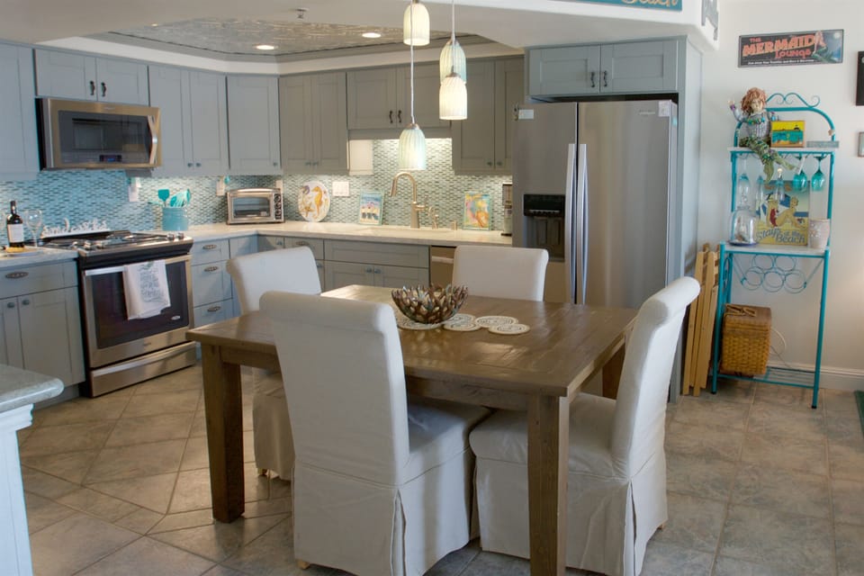 Kitchen Dining Area. 
There is a leaf and 2 more chairs.