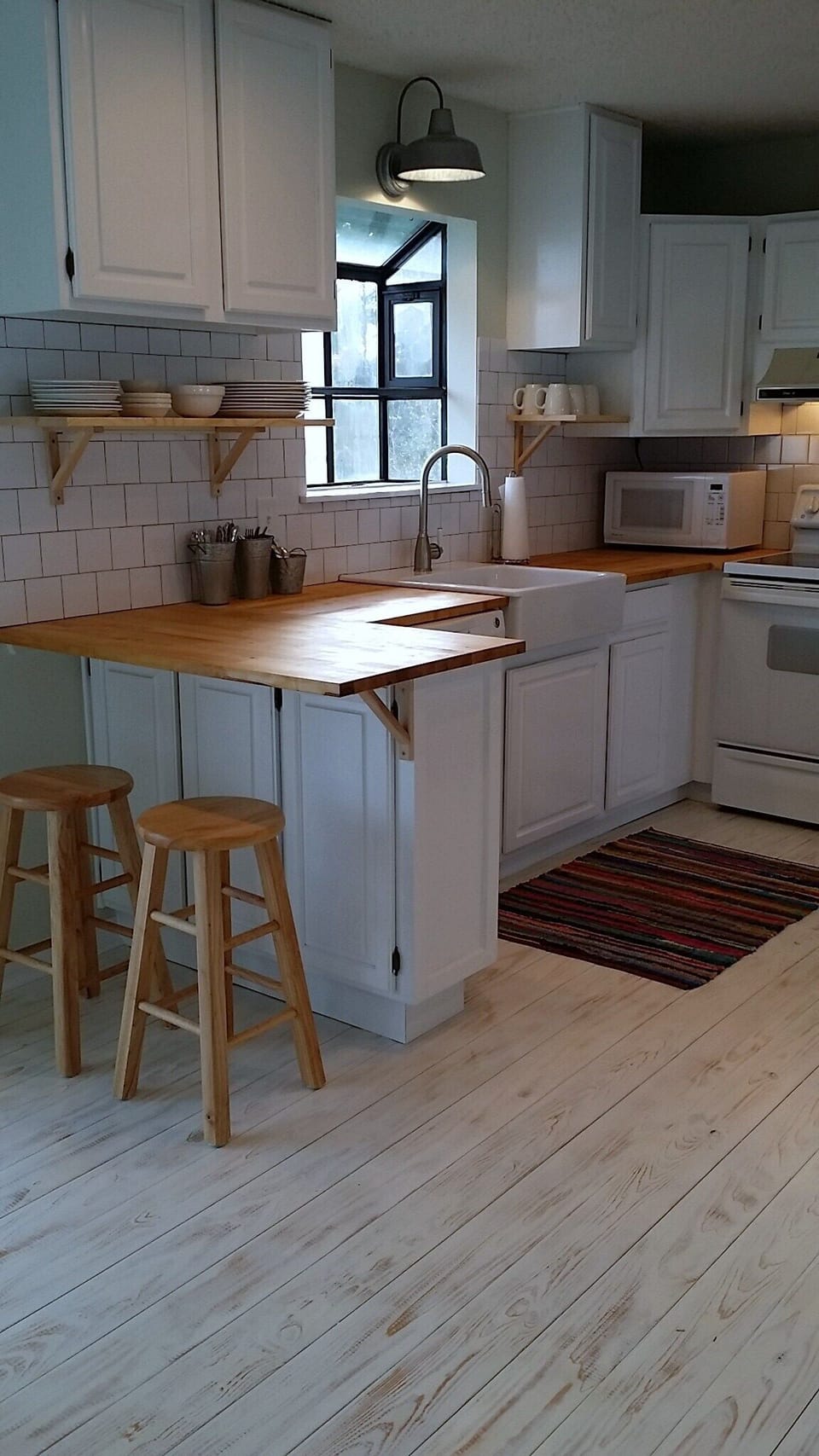 the kitchen and breakfast counter at Good Haven House