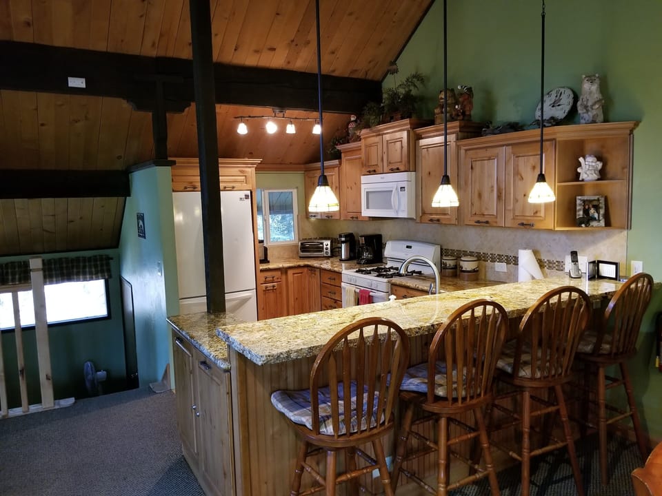 Kitchen and breakfast counter - seats four 