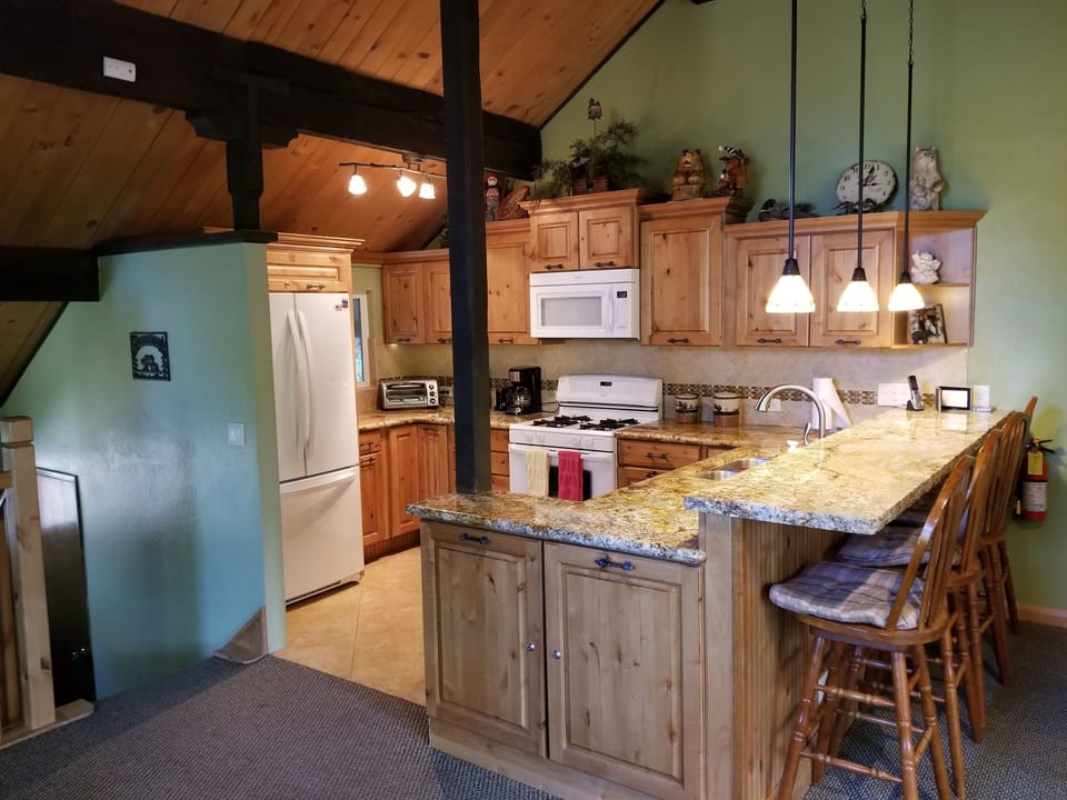 Newly remodeled Kitchen w/ Granite Counters and Knotty Alder Cabinets
