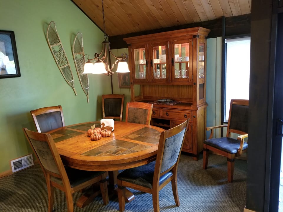 Dinning Area - Seats 6