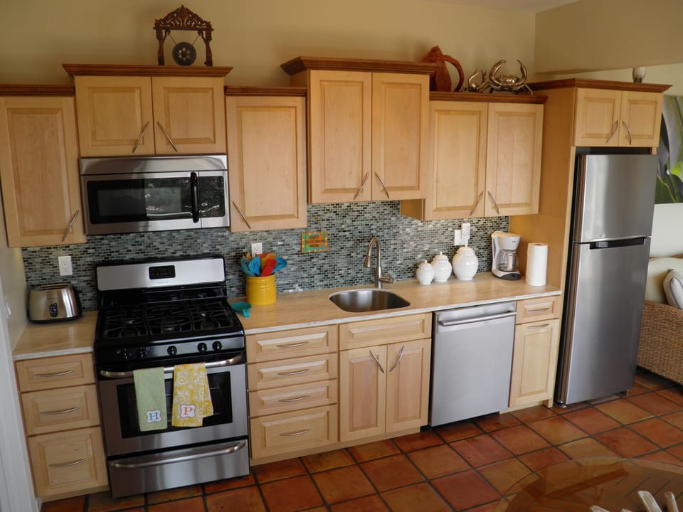 Custom made, finely appointed all new kitchen