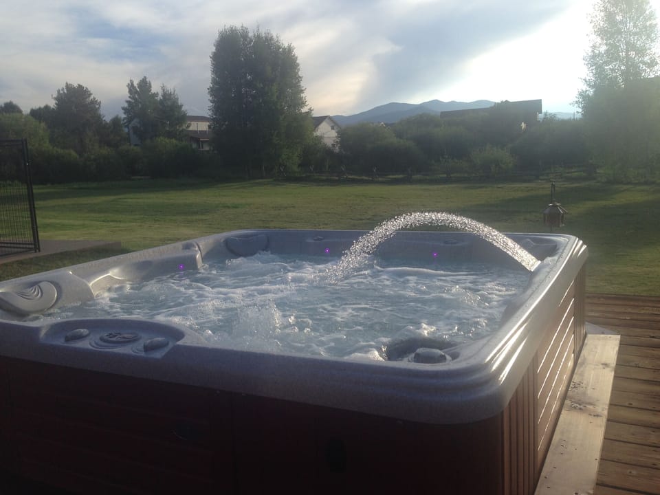 Private hot tub for 6, overlooking huge open space and western sunsets