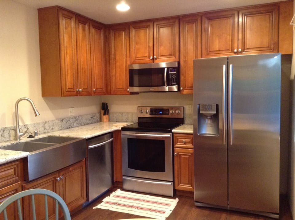 Upgraded Kitchen, Stainless Steel Appliances, Large Farmhouse Sink