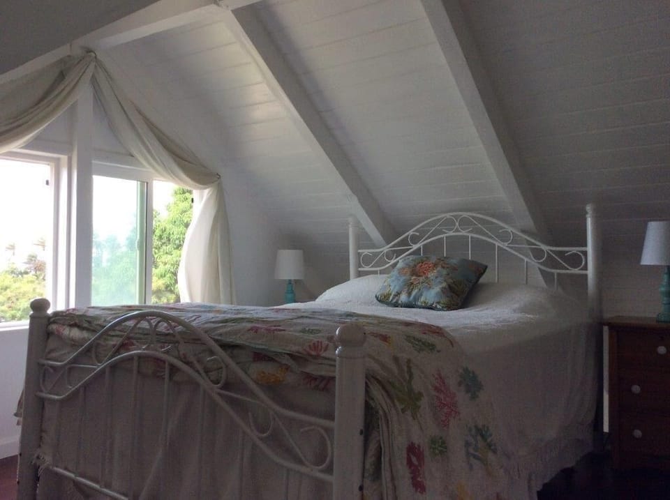 Queen bed in loft 